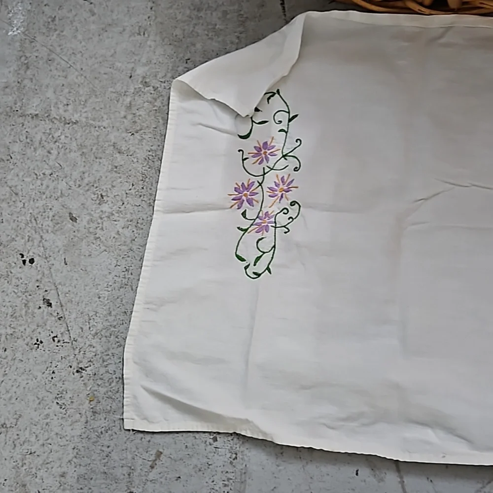 Vtg White linen table runner embroidered purple and green